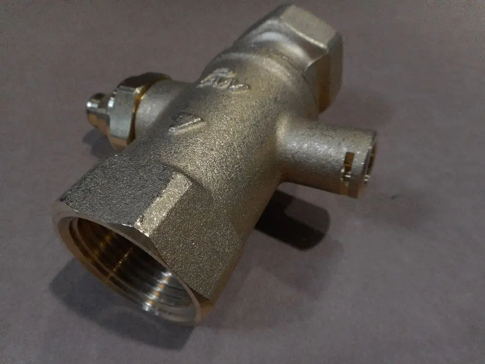 Solarkugelhahn von Remeha, made of brass, with multiple connection points for fluid handling, resting on einer neutralen Fläche.